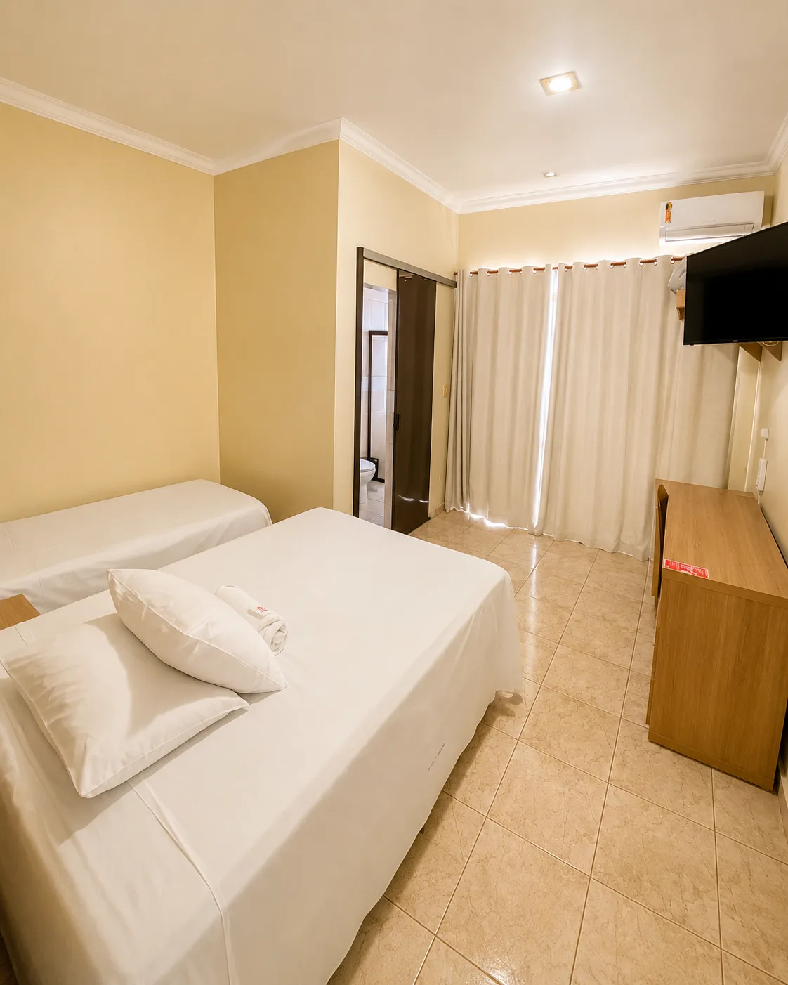 Suíte com ar-condicionado do Hotel Carreiro, hotel em Inhapim MG