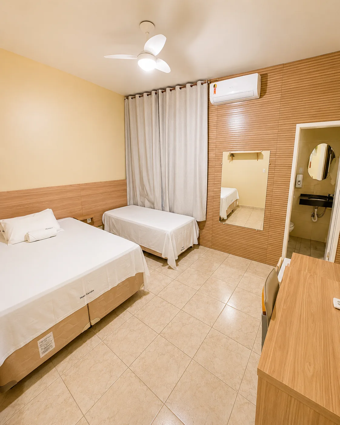 Suíte com ar-condicionado do Hotel Carreiro, hotel em Inhapim MG