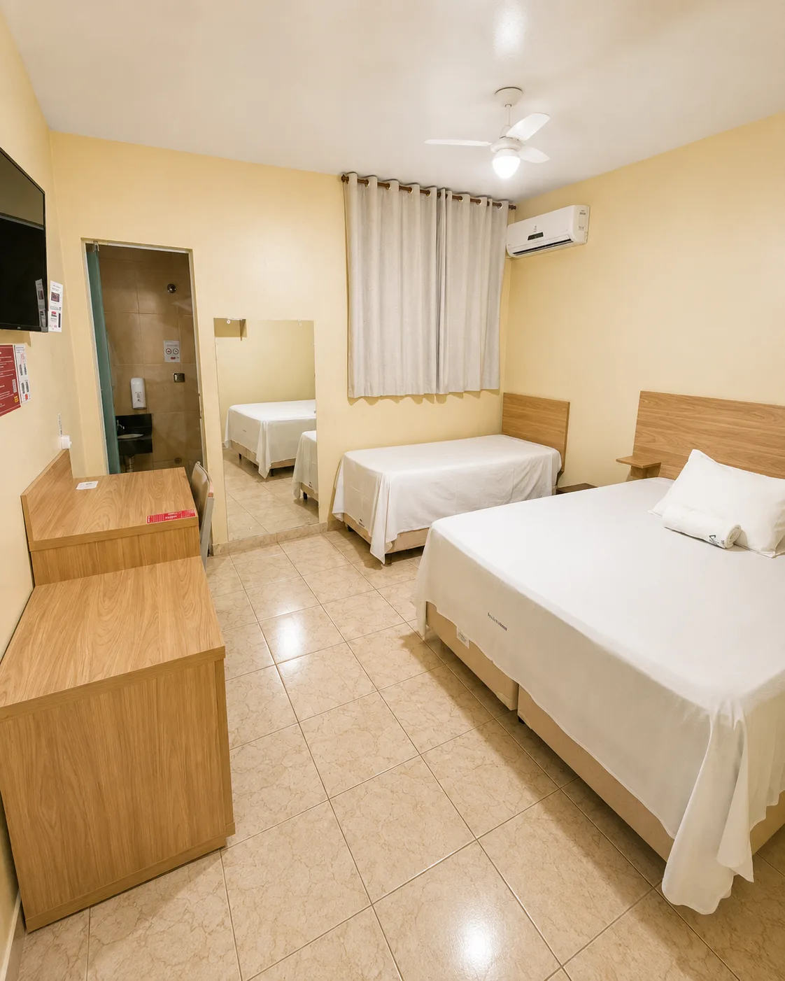 Suíte com ar-condicionado do Hotel Carreiro, hotel em Inhapim MG