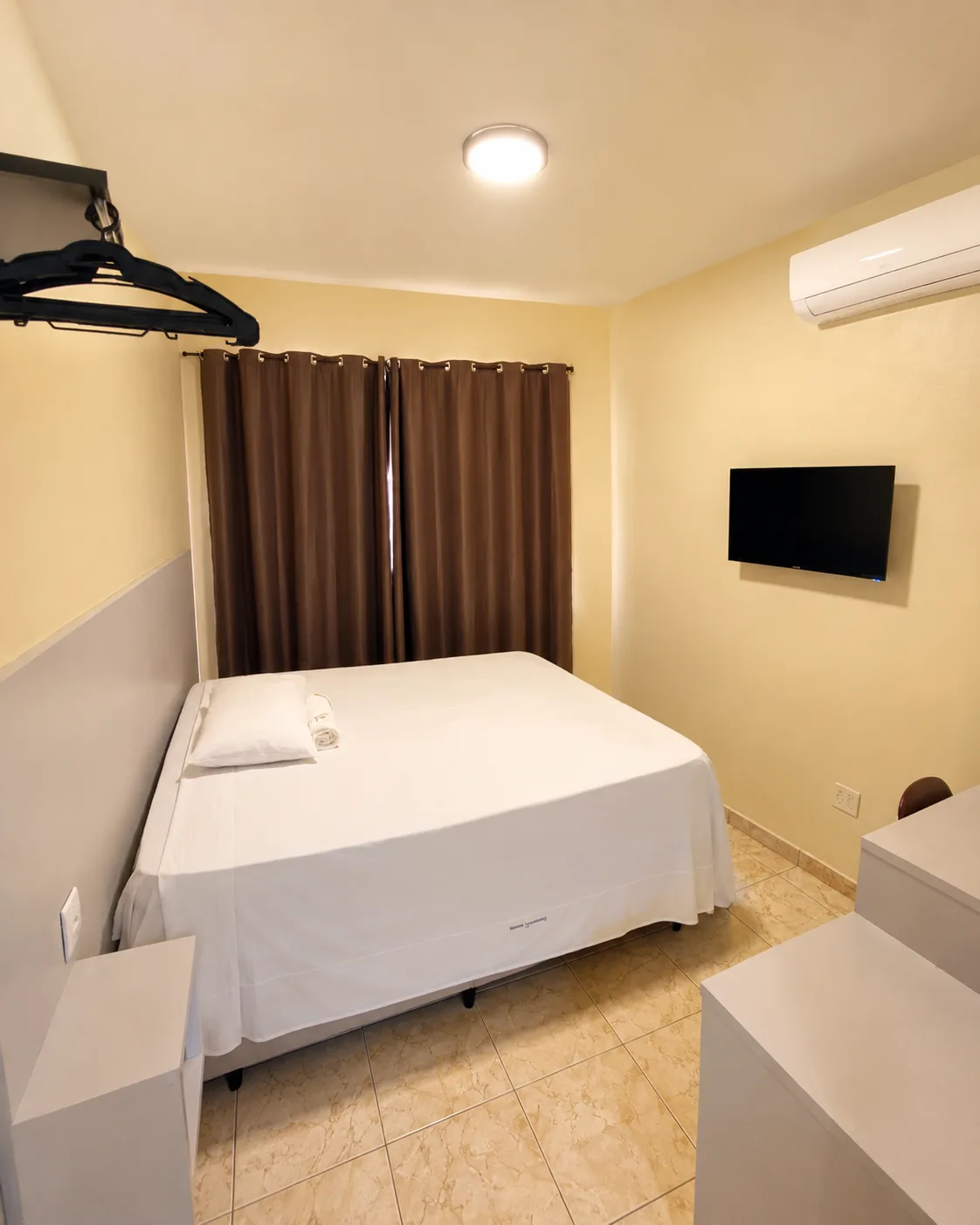 Suíte com ar-condicionado do Hotel Carreiro, hotel em Inhapim MG