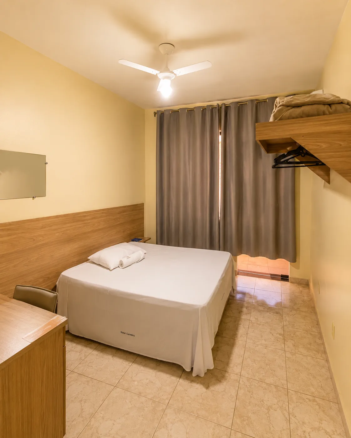 Suíte com ar-condicionado do Hotel Carreiro, hotel em Inhapim MG