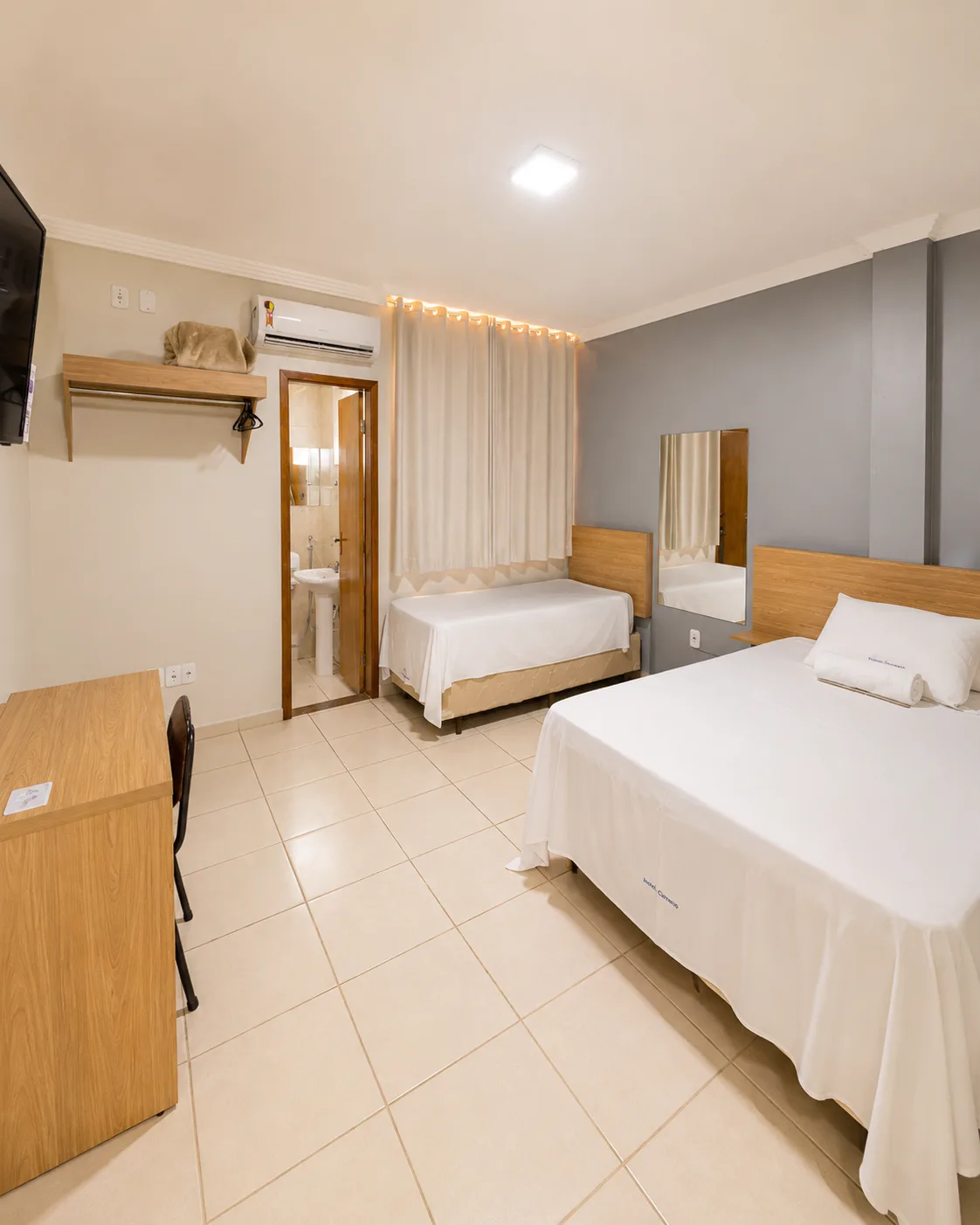 Suíte com ar-condicionado do Hotel Carreiro, hotel em Inhapim MG