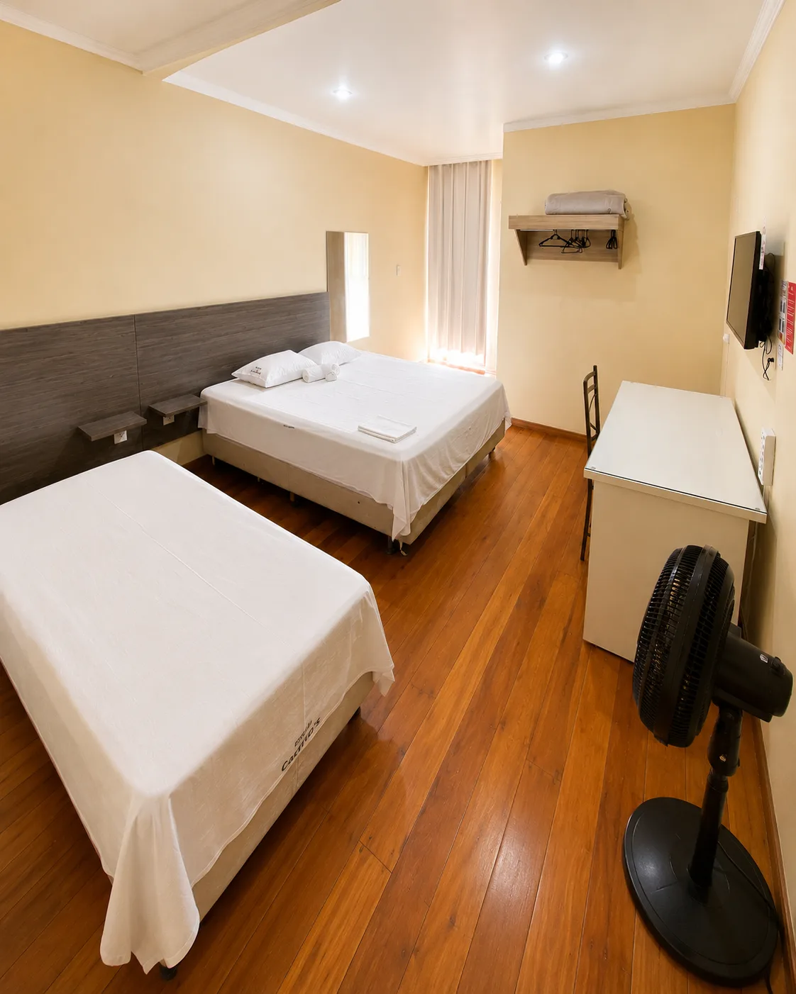 Suíte com ventilador do Hotel Carreiro, hotel em Inhapim MG